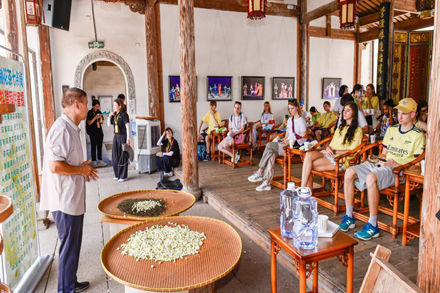 'Chinese Bridge' finalists experience Fuzhou's jasmine tea art