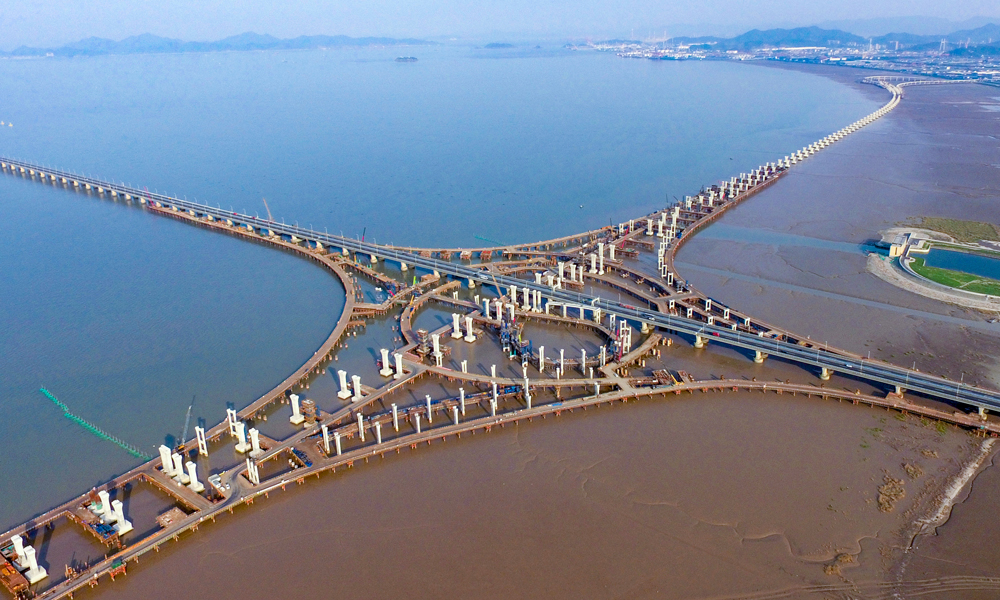 7月31日，随着最后一根桩基浇筑完成，由中国铁建所属中铁十五局施工的亚洲最大海上互通——杭甬高速复线滨海互通桩基全部完成，工程建设取得重大胜利。图为杭甬高速滨海互通施工现场。
