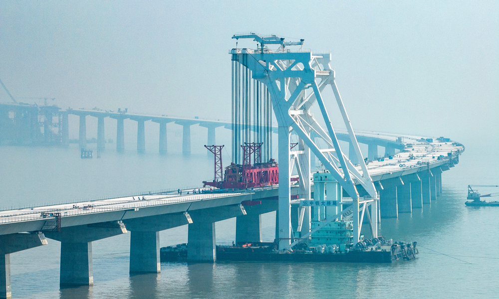 深中通道全线计划在2024年建成通车，通车后由深圳到中山只需30分钟可直达，彻底改变粤西地区民众到深圳必经虎门大桥的历史，更加大大减轻虎门大桥长期拥堵的交通压力。深中两地同步进入“半小时生活交通圈”，促进粤港澳大湾区城市群在人文、物流、经济、文化等领域的快速发展及交通的互联互通。图为11月10日，“天一号”开展架设任务。