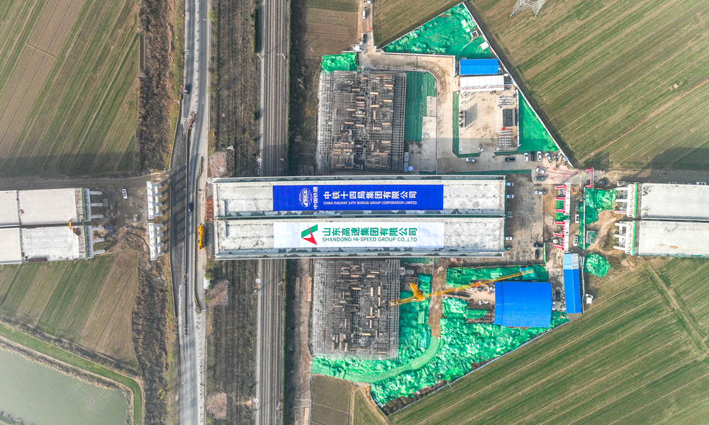 11月23日13时30分，由中国铁建所属中铁十四局承建的济南绕城高速公路二环线西环段跨京沪铁路转体桥转体成功。该桥是国内最重单墩双幅宽体无合龙段转体桥，为全线建成通车奠定了坚实基础。图为转体桥转体完成后。