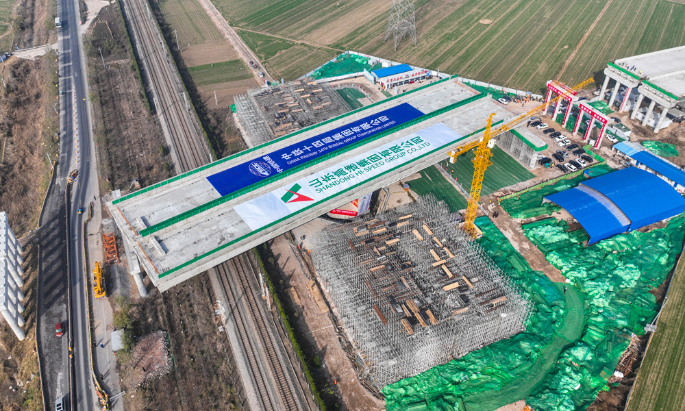 济南大西环项目是山东省“九纵五横一环七射多连”高速公路网的重要组成部分，被交通运输部确定为首批平安百年品质工程创建示范项目和全国重大工程宣传示范项目试点。本项目的建设对完善山东省高速路网布局、强化济南作为省会城市群经济圈和新旧动能转换综合试验区核心城市的辐射带动作用，带动沿线区域经济社会快速发展等方面具有重要意义。图为转体桥转体中。