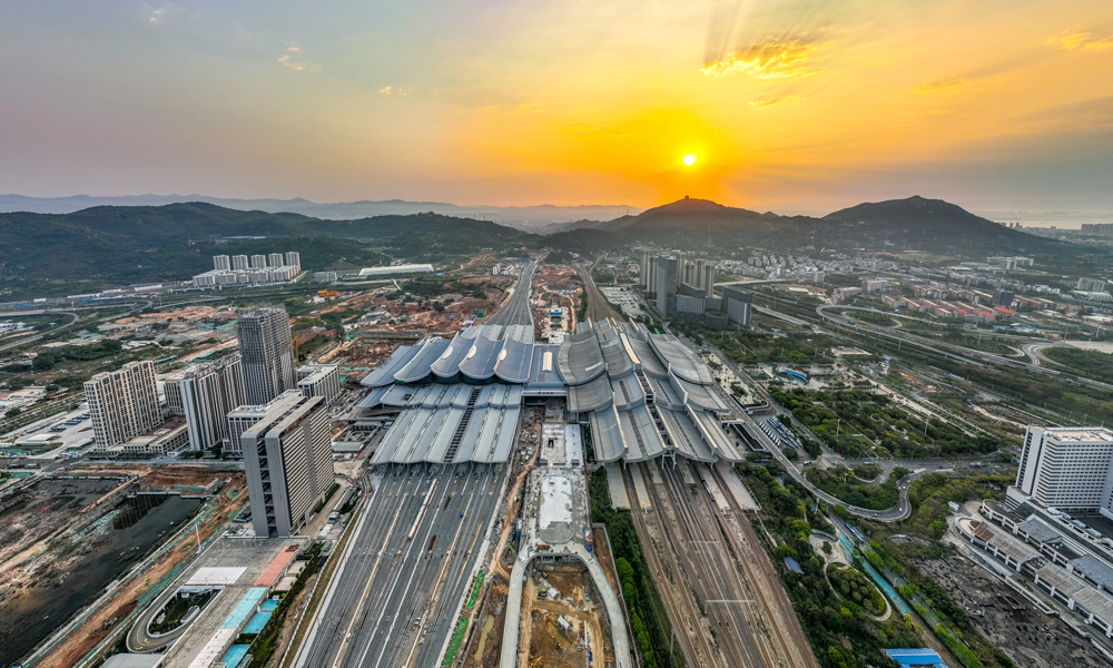近日，中国铁建所属中铁建设新建厦门北站工程最后一片外架拆除，标志着国内在建最大波浪形站房外立面正式亮相。图为新建厦门北站外立面航拍。