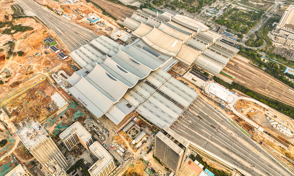 新建厦门北站是国内首条跨海高铁——福厦高铁全线施工难度最大的车站，站房建筑面积25万平方米，建成后，厦门北站总体规模将达到13台27线，年旅客发送量达5000万人次，进一步促进福建沿海城市群快速发展。图为该站房屋顶、墙身与台基所采用的嘉庚风格建筑三段式造型。