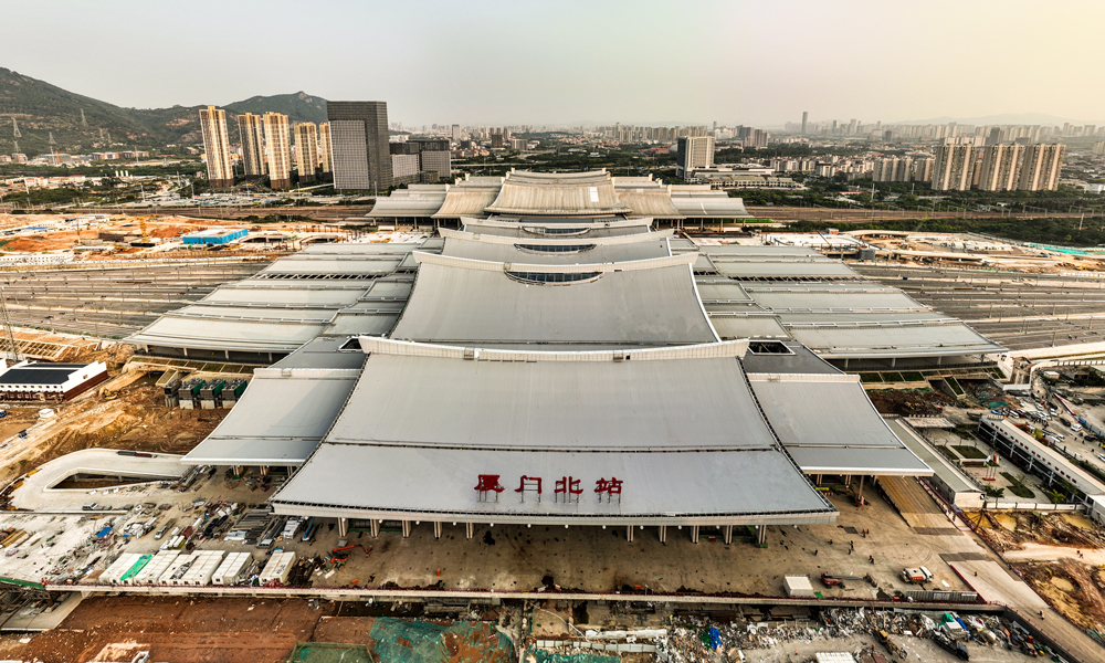 据悉，新建厦门北站工程目前处于内部装饰装修及设备安装阶段。福厦高铁预计在今年9月底具备开通运营条件，新建福厦高铁厦门北站将同步投入使用。图为该站近景。