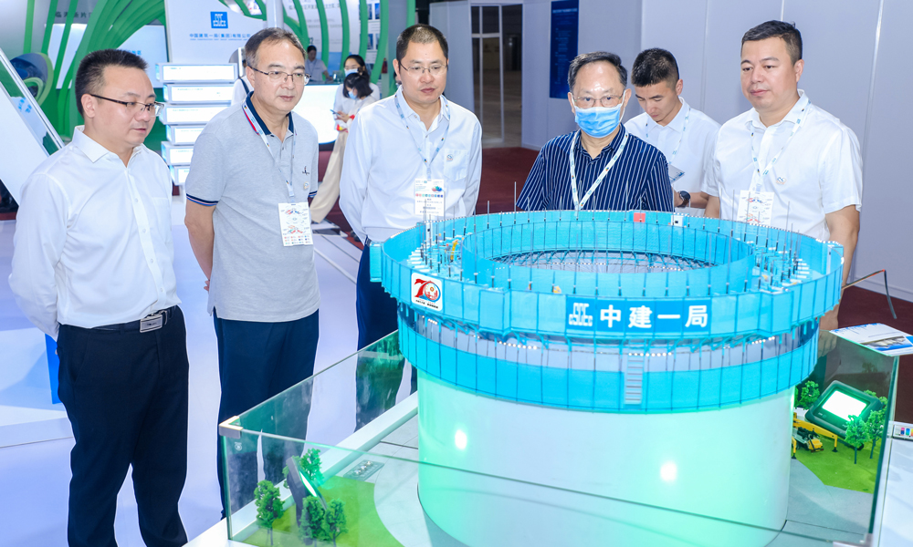 中建一局创新研发的“天空之眼”——高精度智能数控滑模平台，通过使用电动数控技术，改变了我国四十余年来液压油泵千斤顶的提升方式，不仅比传统作业减少近3成的碳排放，更是首次将提升精度控制在毫米级以内。