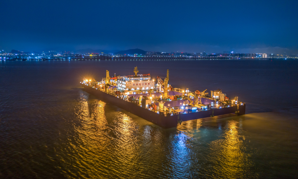 6月11日，广东省交通集团在建的国家重大工程——深中通道海底隧道最终接头顺利推出，贯通测量结果表明，实现了与东侧E24管节精准对接。从2018年4月海底隧道沉管钢壳试验段开工，历时5年多，这座“海底长城”终于合龙。深中通道沉管隧道最终接头正在进行水下对接。李一 摄 