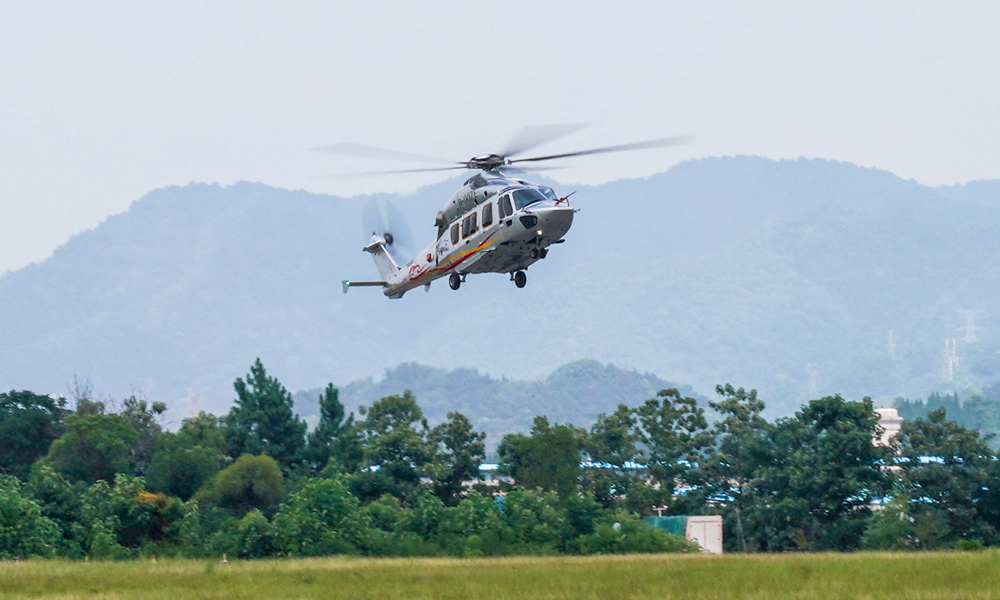 AC352是一型中型多用途直升机，该机型符合最新国际适航标准，应用大量成熟先进技术，性能优势突出。2022年7月26日，AC352取得中国民用航空局颁发的型号合格证，填补了我国民用直升机谱系空白。
