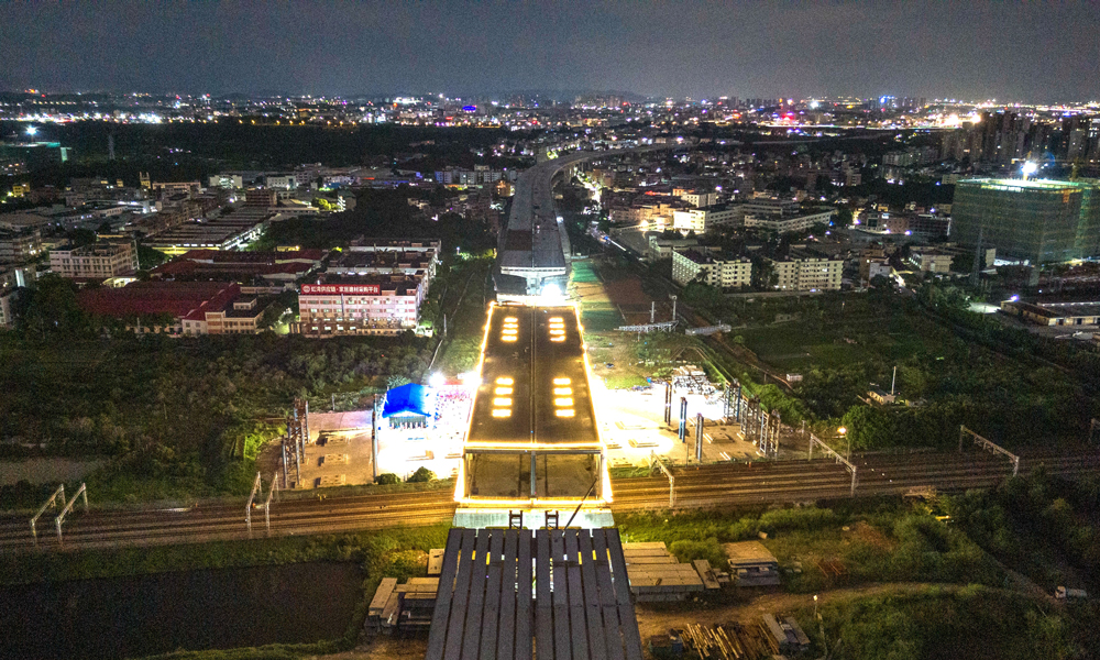 据悉，莞番高速公路全线建成通车后，将成为珠三角区域又一条重要的东西向大通道，结束珠江西岸地区和惠州市之间没有直达高速公路的历史，对于提高粤港澳大湾区的互联互通水平、缓解沿线地区交通压力具有重要意义。图为转体后的莞番高速上跨广深铁路主桥。