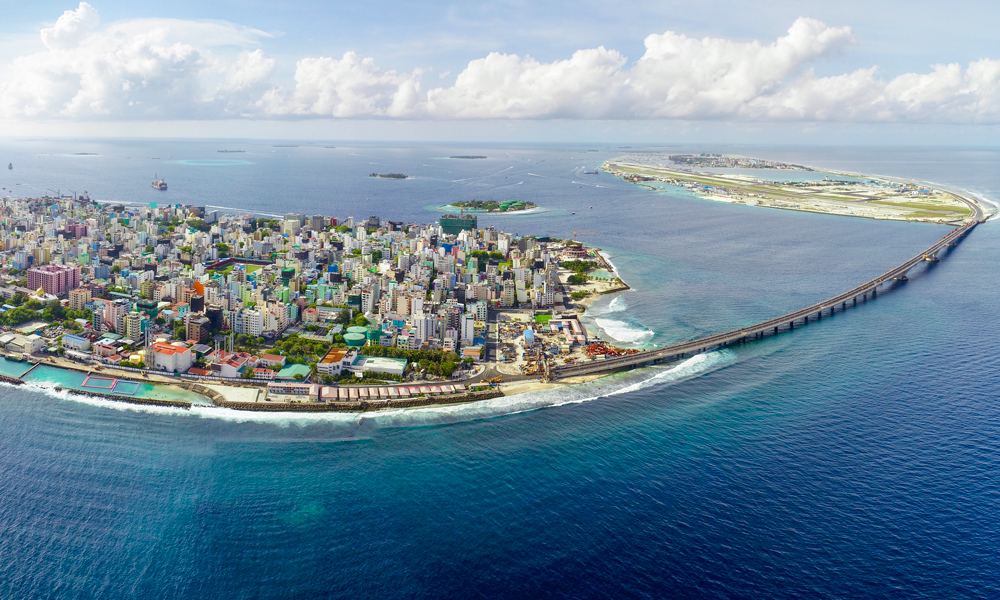 中交集团承建的马尔代夫中马友谊大桥，是该国历史上首座跨海大桥，也是世界首座在远洋深海无遮掩环境及珊瑚礁地质上建设的特大型跨海桥梁。大桥全长2000米，将马尔代夫首都马累和旁边的机场岛连接起来，也方便了和机场岛陆路相连的胡鲁马累岛。
