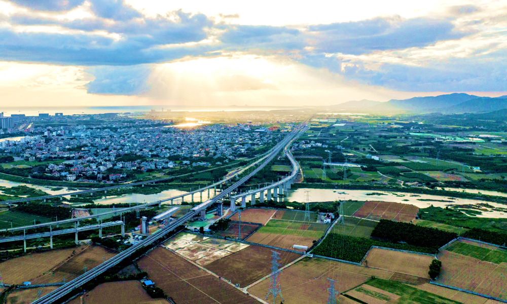 三亚至乐东公交化旅游化铁路改造项目全长约108.8公里，全线设14个车站。中铁十局主要负责桥梁、路基、涵洞、制架梁、铺轨以及站改等施工内容。其中，崖州联络线双线特大桥双转体梁与岭头折返线单线特大桥双转体梁均上跨海南西环高铁，是全线重点控制性工程。崖州联络线双线特大桥双转体梁全长153.4米，总重量约10000吨，历时37分钟转体29度；岭头折返线单线特大桥双转体梁全长153.3米，总重量约6400吨，历时34分钟转体23度。图为崖州联络线双线特大桥双转体梁转体前。