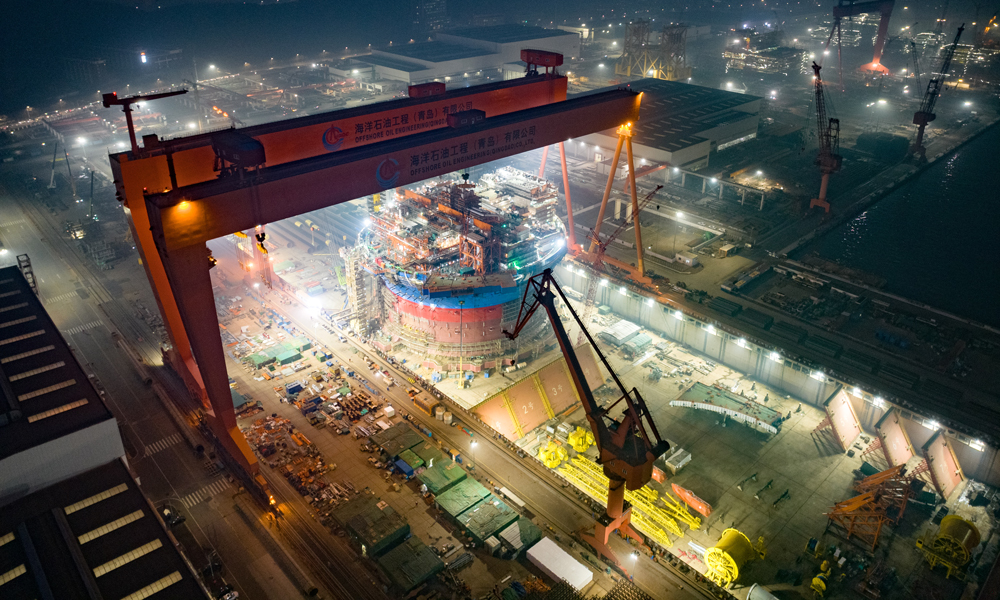 海油工程青岛场地灯火通明，近700名工程建设者坚守在项目现场保障施工进度。张立忠 摄