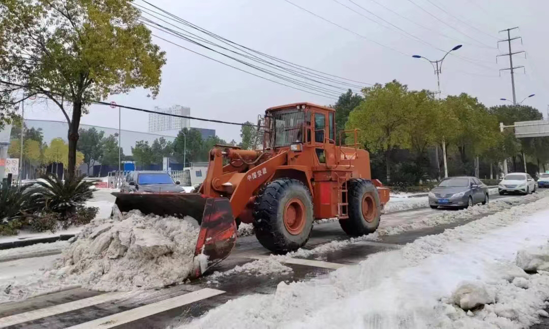 2月22日，武汉市江夏区气象台发布暴雪橙色预警信号，江夏大道降雪量将达20毫米以上，伴有冻雨积雪，致灾风险高，道路通行困难。根据江夏应急局调度，中国安能三局武汉基地迅速响应，出动80人，携带装备车辆7台，前往江夏大道附近除雪，参与驻地低温雨雪冰冻灾害除雪救援任务，保障出行通道完全打通，最大限度减少路面积雪给车辆、行人带来的不便。