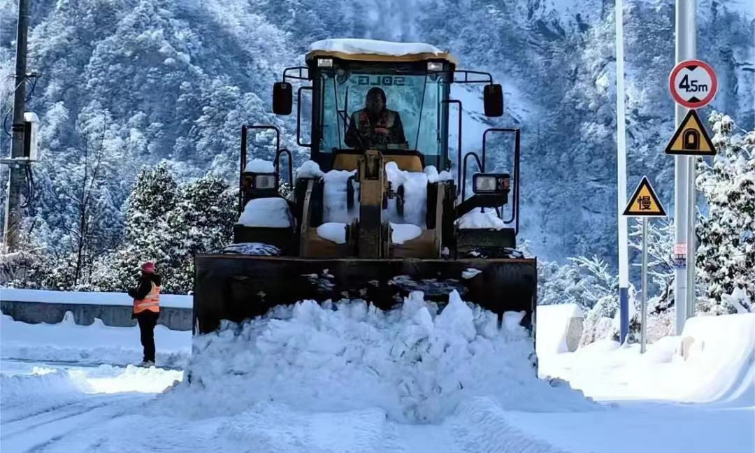 连日的大雪席卷三湘大地，给施工生产及附近居民交通出行带来诸多不便。中国安能一局南宁分公司平江抽蓄项目部迅速行动，积极清除积雪。同时，项目部强化物资保障和组织协调，科学制定施工计划，确保交通安全和施工进度。