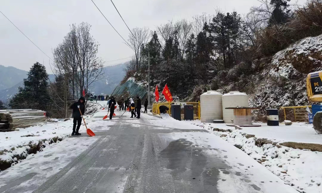 连日来，大别山东麓安徽桐城市持续降雪，为切实做好雨雪天气安全防范应对工作，中国安能三局重庆公司桐城项目部积极投入到厂内道路扫雪除冰、道路清障等工作，做好各作业面冬季施工隐患排查治理，为安全施工生产保驾护航。
