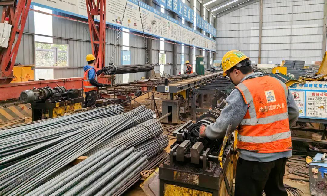 市地产集团城发公司渝武高速公路改扩建工程2标段工人轧制钢筋。郭志如 摄