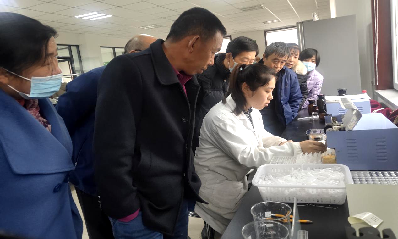 山西潞玉种业公司对每一批上市种子进行多次质量指标检测，为今年粮油主要作物大面积单产提升打好种源基础。此外，发挥农机在春耕生产中的重要作用，组织机手培训，做好农机准备和检修，确保农机具和机手以良好的状态投入生产。图为该公司组织农户在种子质量控制中心学习种子质量指标等专业知识。