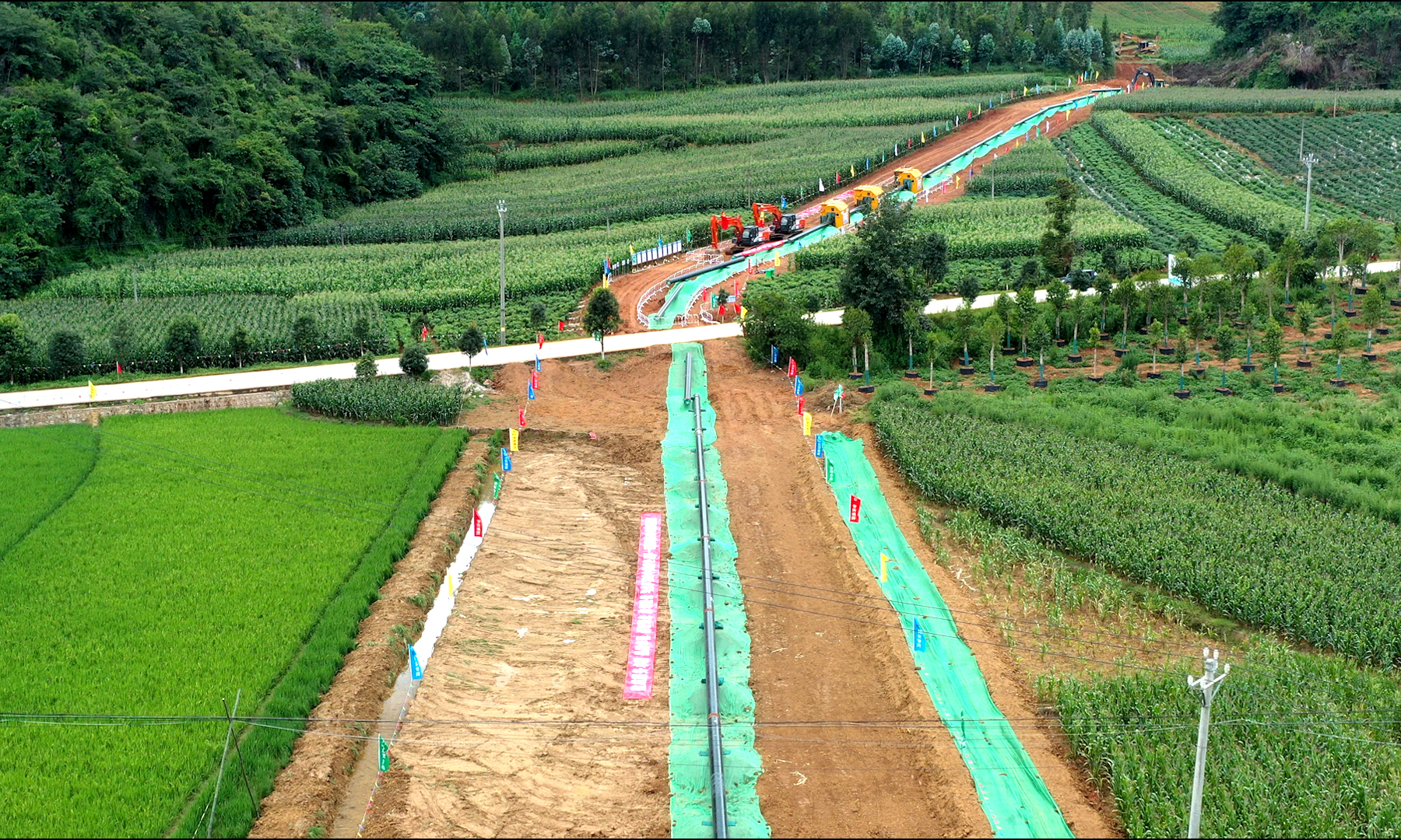 工程起自广西百色右江区百色首站，止于云南文山州砚山县砚山末站，途经广西、云南，全长346.8公里，设计压力10兆帕，设计年输量10亿立方米，是提升广西、云南资源引进能力，优化完善区域油气管网布局，促进革命老区能源结构转型升级和经济社会高质量发展的重点项目。