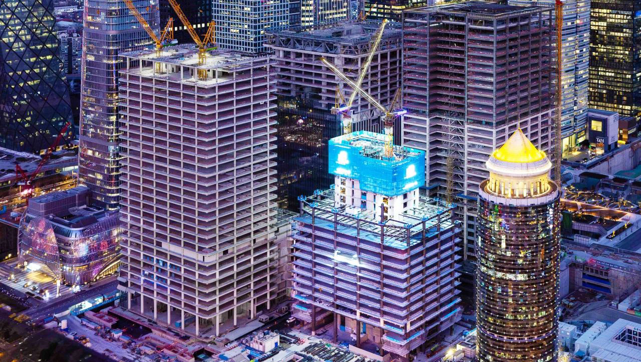 中国建筑为大家保险北京CBD-Z5地块项目量身定制的自动化控制液压爬模技术，可实现核心筒主体结构建造6天一层楼，外加单次爬升每层仅需30分钟的造楼机，为超高层建筑狭小空间的快速建造，安上了“加速器”，该项目计划提前90天完成160米超高层核心筒封顶。
