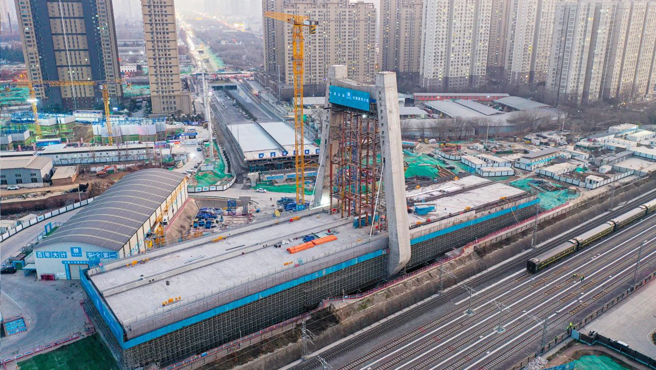 中国建筑西安幸福路北延伸工程项目，采用全自动液压爬模一体化，智能监测同步顶升系统，单日桥体建造最快效率达1.5米，实现国内在建最重的多向不对称斜拉转体桥塔柱封顶，为超大斜拉转体桥施工关键技术领域增添“新法宝”。